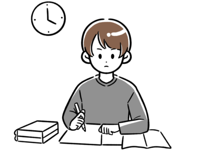 机に向かって真剣に勉強している男の子