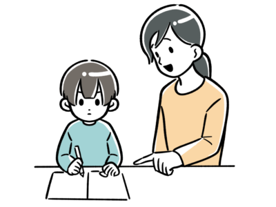 小さい男の子が女性の先生と一緒に鉛筆を持って勉強している